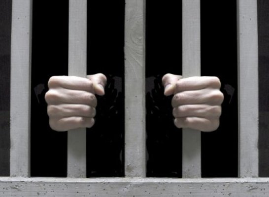 Violatorul unei fetiţe de 13 ani, menţinut după gratii